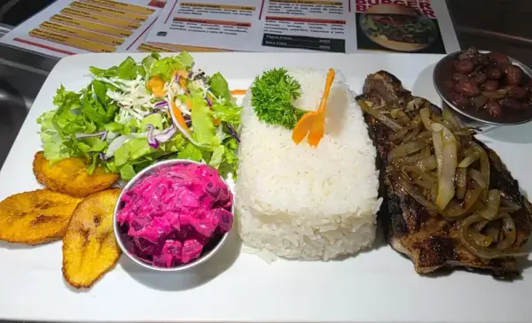 Casado mit Rindfleisch-Bistek