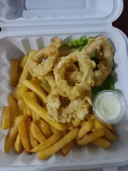 Gebratener Tintenfisch mit Pommes